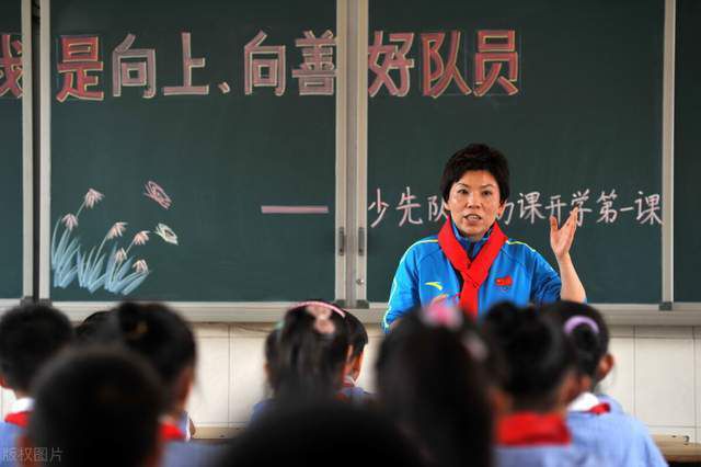 还有影评人这样解读片名：当你的眼睛离开书本，放眼宇宙，整个银河系，都可以是你的补习班